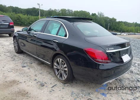 2021 Mercedes-Benz C 300 4Matic z USA, uszkodzony, nr VIN W1KWF8EBXMR636238